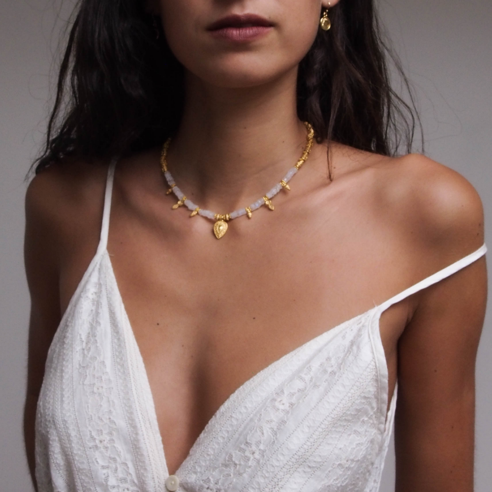 Ras de cou de la Lune – Lila in the sky